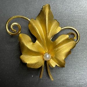 Charles Reis Co “CR CO” Textured Dimensional 12k Gf Leaf Brooch Vintage